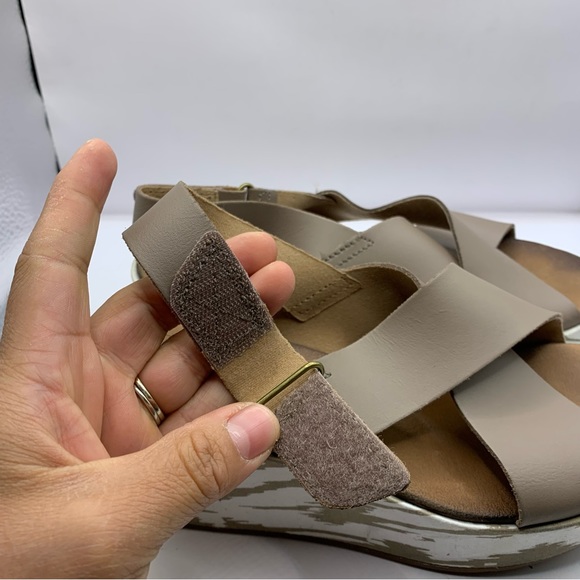 CLARKS Collection Soft Cushion Size 7M Brown & Beige X Crossover Wedge Sandals - Picture 12 of 12
